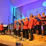 Hopeinen kuu luo merelle siltaa...