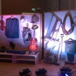 Konsertin rekvisiittaa (n&auml;ytt&auml;m&ouml;n oikealla reunalla)