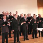 Kuoro katsoo johtajaan