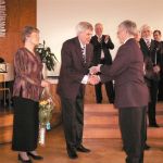 Kuoron puheenjohtaja Risto Suolanen kiitt&auml;&auml; Martti Salorinnett&auml;