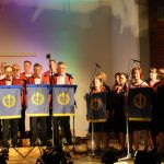 Joenvarren laulajien nais&auml;&auml;net oikealla