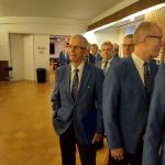 Kuoro l&auml;hd&ouml;ss&auml; esiintymislavalle