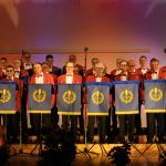 Kuoro odottaa laulun alkua..