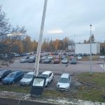 Autoja parkkipaikalla