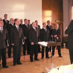 Hannu Tirkkonen johtaa kuoroa