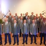 Kuoro valmiina laulamaan suomalaisten miesten lauluja